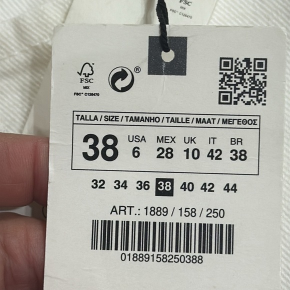 (M2)NEW Zara high-waisted, wide-leg, cropped jeans,Sz 6, with gold buttons with - Picture 9 of 14